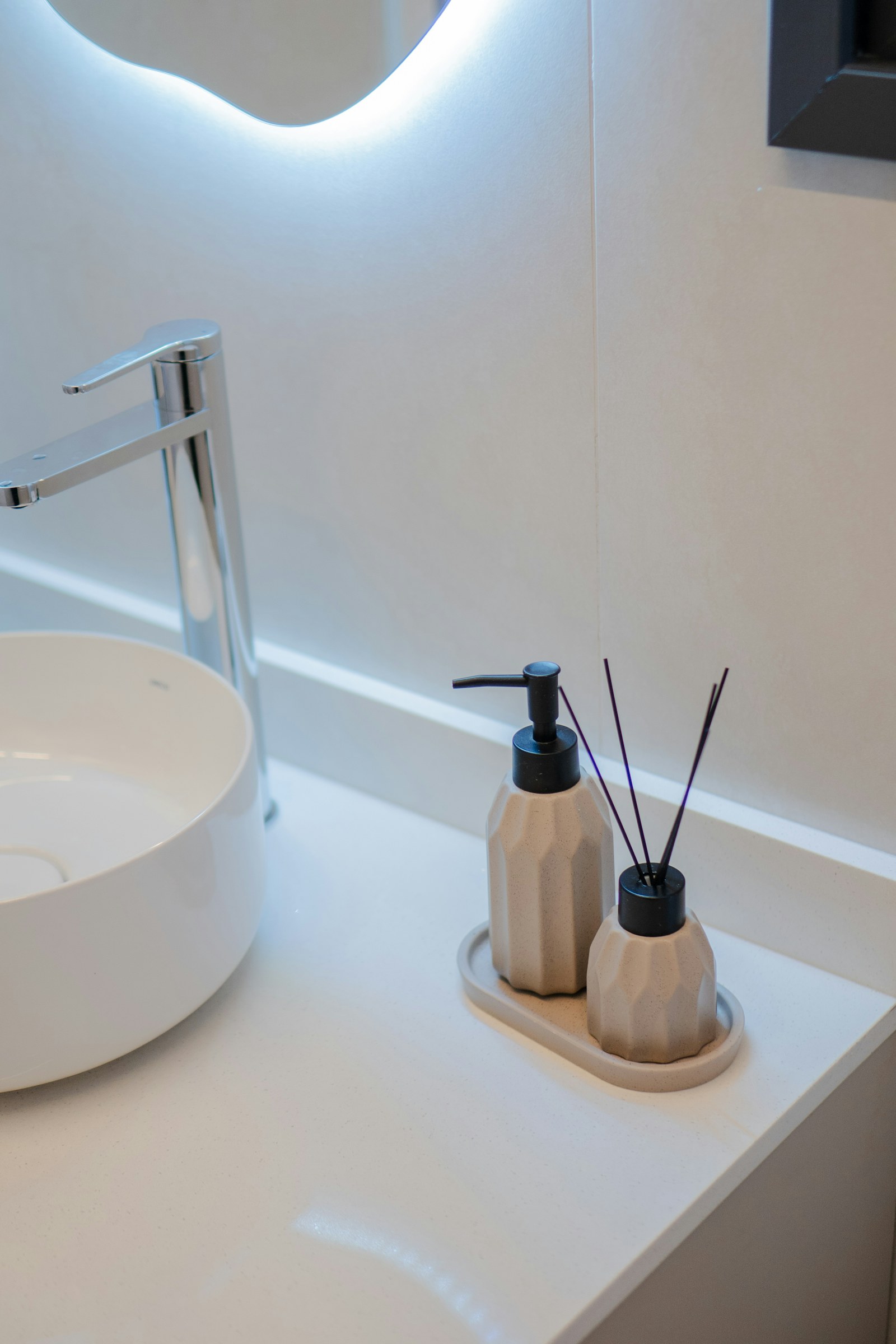 Lavabo dégagé et propre avant une intervention